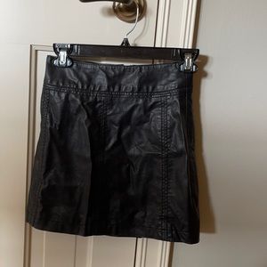 Free people leather skirt. Size 0. 30$.